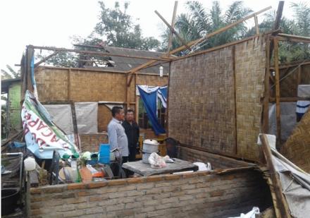 Bruk..!!! Angin Kencang Rumah Warga pada Ambruk